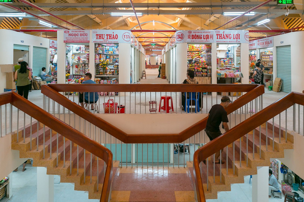 inside binh tay market